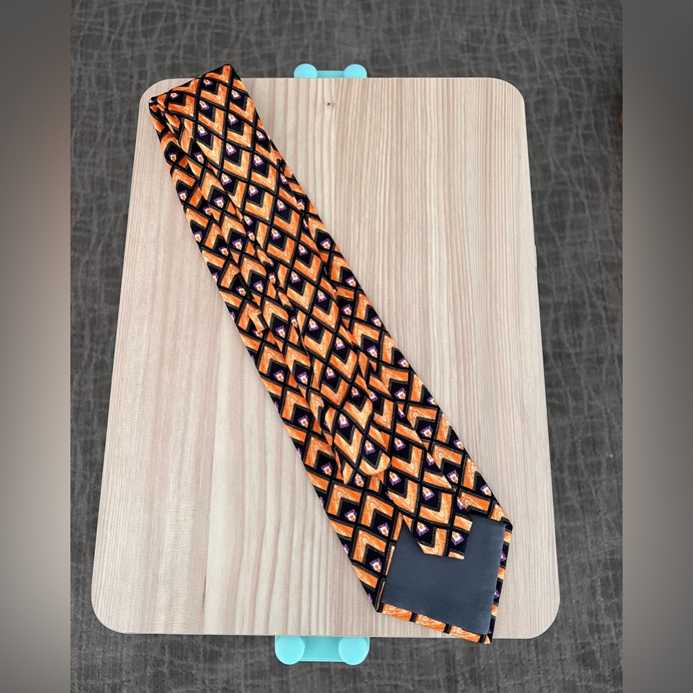MODA tie - Picture 2 of 4